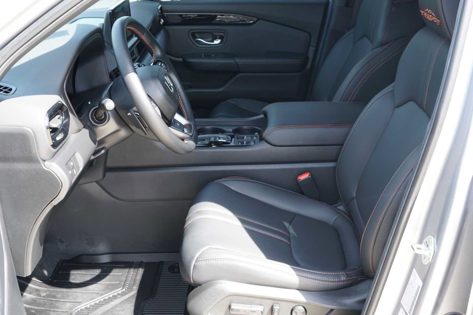 Used 2025 Honda Pilot TrailSport image 9