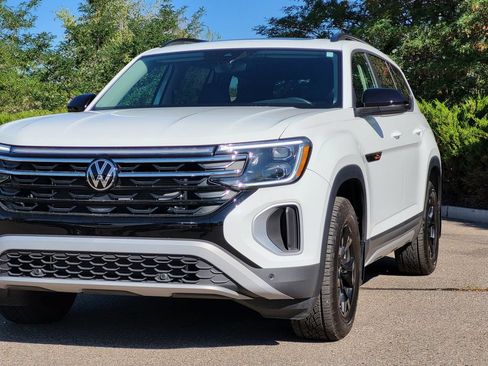 Used 2025 Volkswagen Atlas Peak Edition SE AWD/4WD image 7