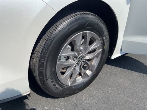 Used 2023 Toyota Sienna XLE image 13