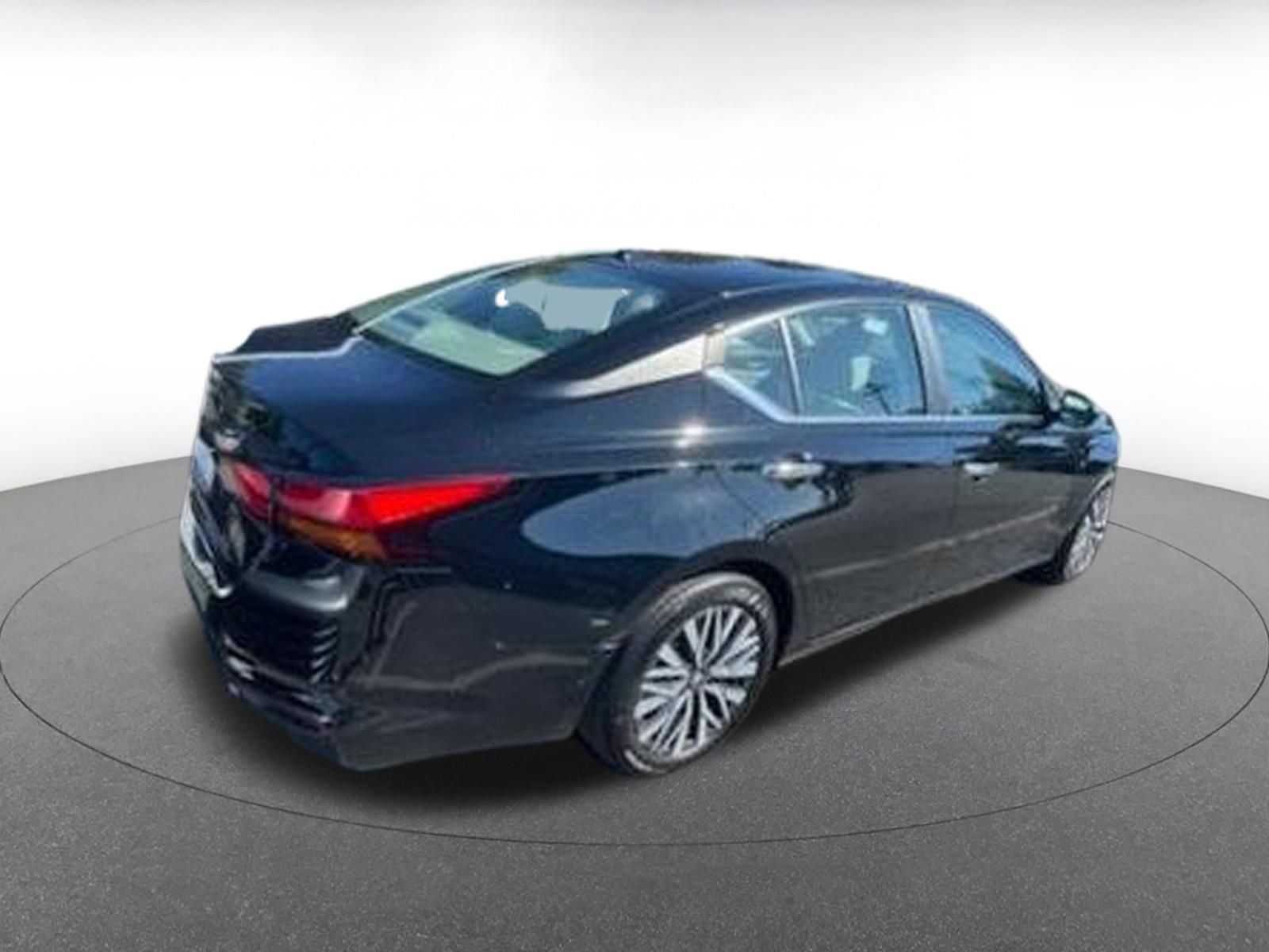 Used 2025 Nissan Altima 2.5 SV FWD image 12