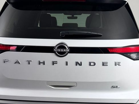 Used 2025 Nissan Pathfinder SL FWD image 19