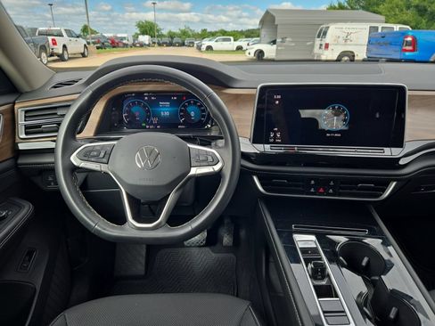 Used 2024 Volkswagen Atlas SE FWD image 16