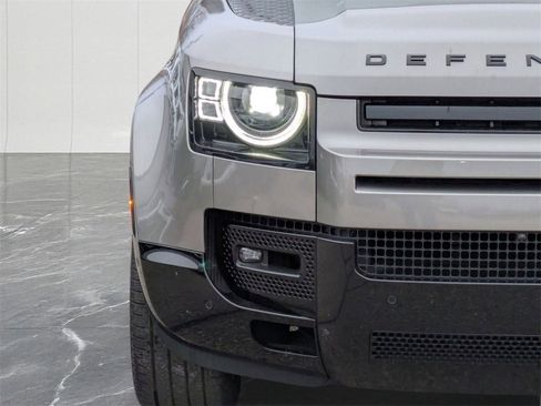 Used 2023 Land Rover Defender 130 X-Dynamic SE image 15