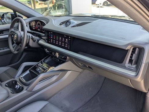 Certified 2025 Porsche Cayenne Coupe image 26