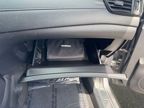 Used 2020 Nissan Rogue S FWD image 39