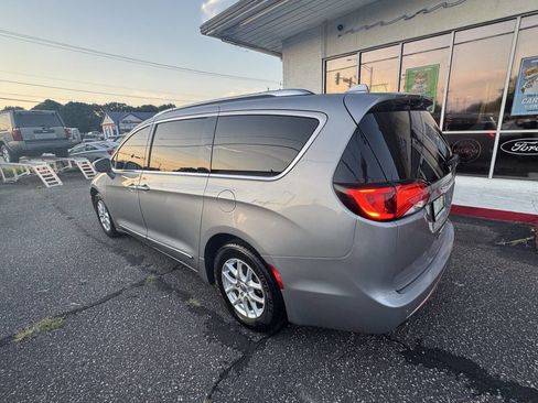 Used 2020 Chrysler Pacifica Touring-L image 6