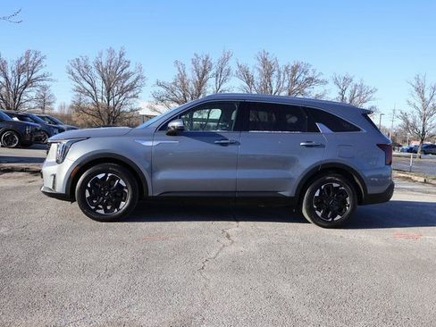 Used 2024 Kia Sorento S w/ Panoramic Sunroof Package image 4