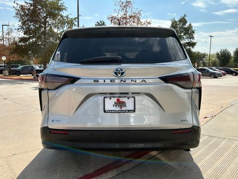 Used 2025 Toyota Sienna XLE FWD image 7