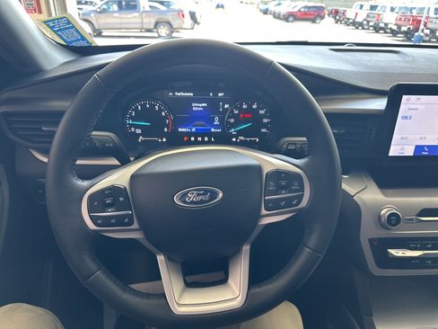 Used 2023 Ford Explorer XLT w/ Class IV Trailer Tow Package AWD/4WD image 3