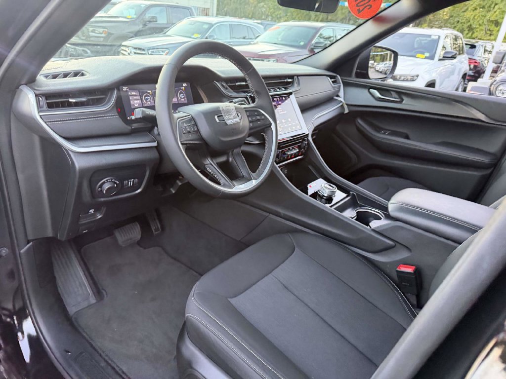 Used 2025 Jeep Grand Cherokee Laredo X AWD/4WD image 19