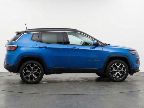 Used 2025 Jeep Compass Limited image 11