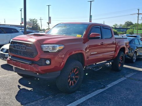 Used 2017 Toyota Tacoma TRD Sport w/ Tow Package AWD/4WD image 1
