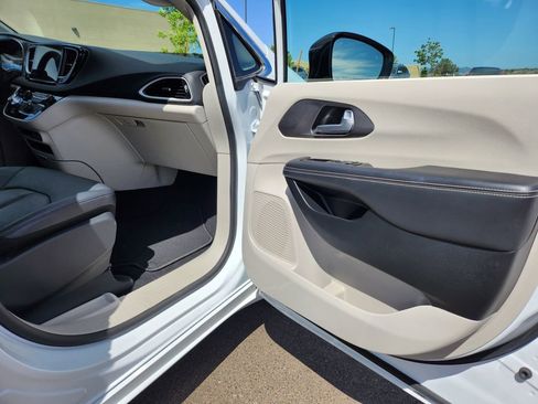 Used 2024 Chrysler Pacifica Touring-L FWD image 28