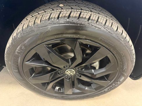 Certified 2024 Volkswagen Taos SE FWD image 12