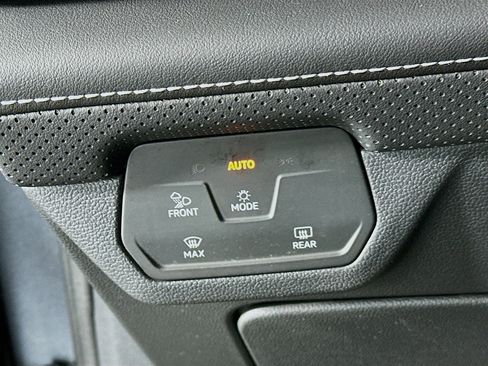 Used 2024 Volkswagen Atlas Cross Sport SE AWD/4WD image 16