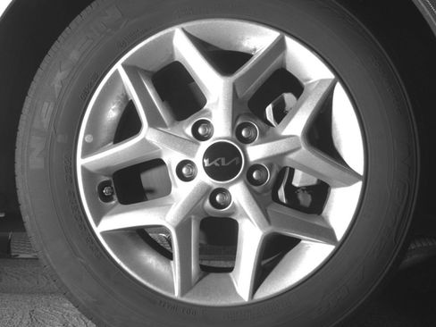 Used 2025 Kia Soul LX w/ LX Technology Package FWD image 16