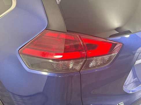 Used 2017 Nissan Rogue SV FWD image 36