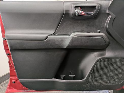 Used 2020 Toyota Tacoma TRD Sport AWD/4WD image 8