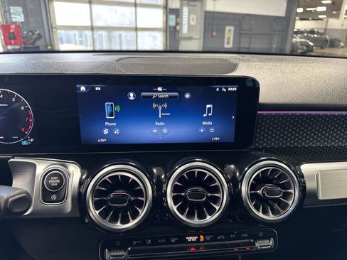 Used 2025 Mercedes-Benz GLB 250 image 12