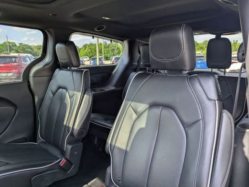 Used 2025 Chrysler Pacifica Limited FWD image 25