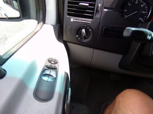 Used 2014 Mercedes-Benz Sprinter 2500 image 70