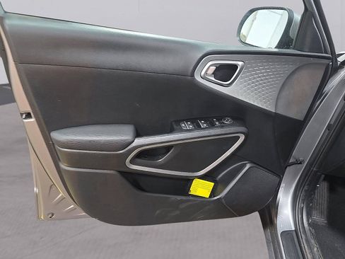 Used 2025 Kia Soul LX w/ LX Technology Package FWD image 11