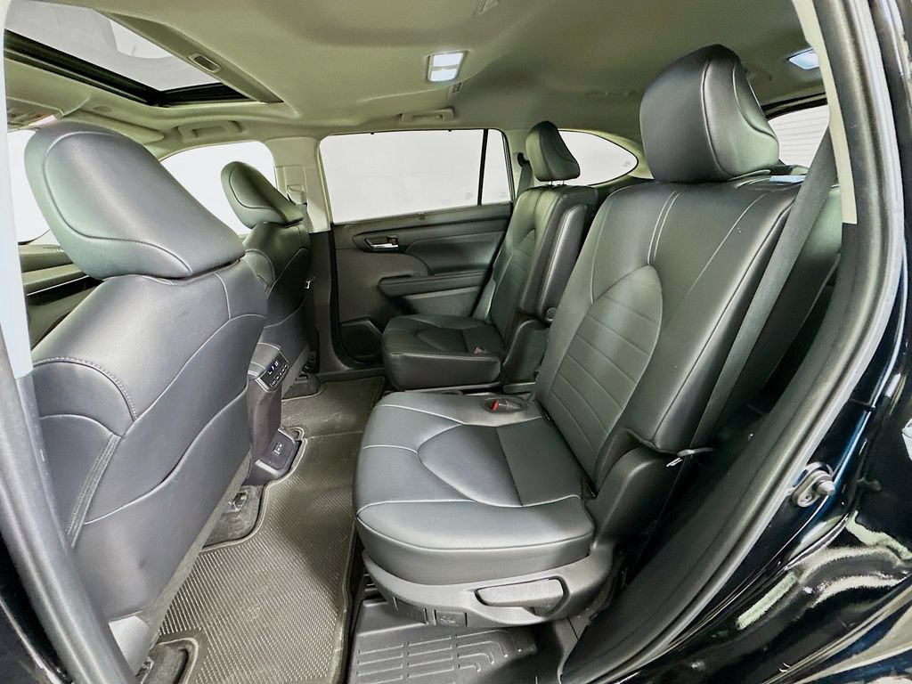 Used 2024 Toyota Highlander XLE FWD image 24