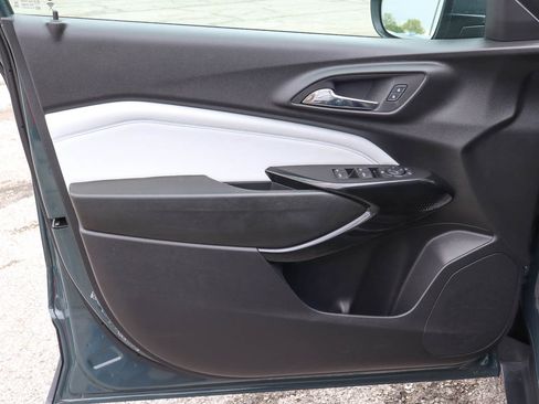 Used 2025 Chevrolet Trax LT FWD image 13