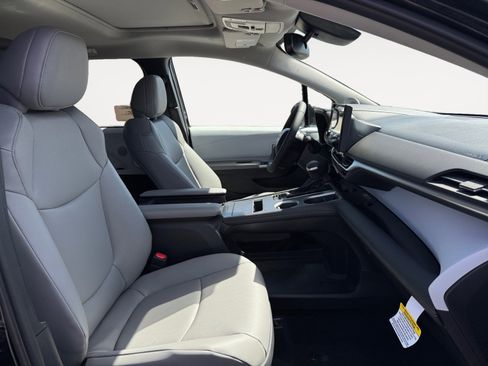 New 2026 Toyota Sienna XLE AWD/4WD image 18