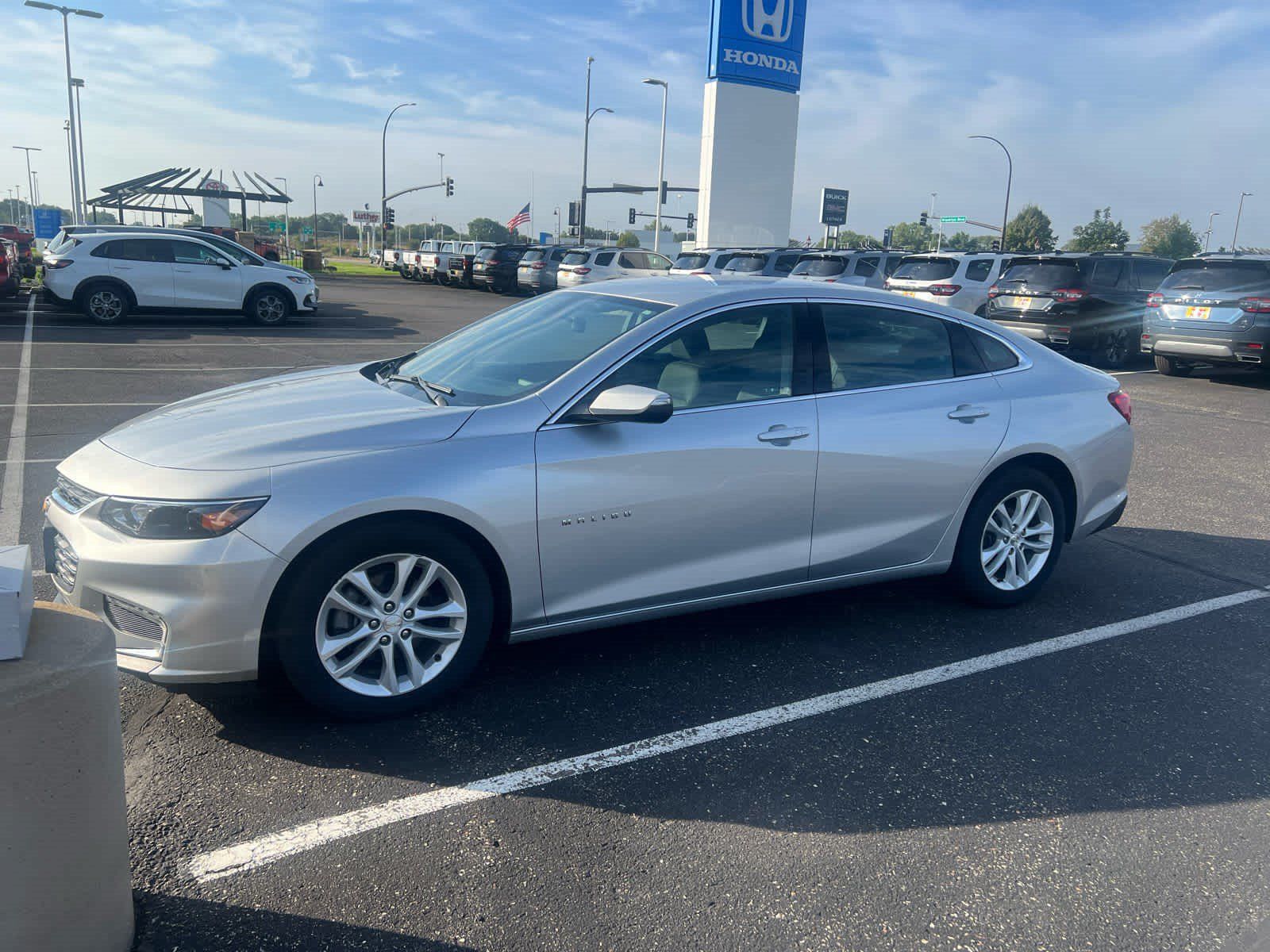 Used 2017 Chevrolet Malibu LT FWD image 2