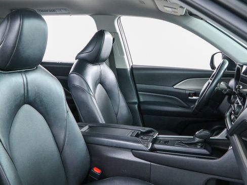 Used 2025 Toyota Grand Highlander AWD image 27