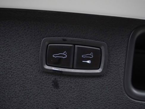 Certified 2025 Porsche Macan image 14