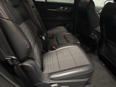 Used 2025 Ford Explorer ST-Line w/ ST-Line Street Pack image 16