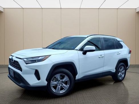 Used 2022 Toyota RAV4 XLE AWD/4WD image 2