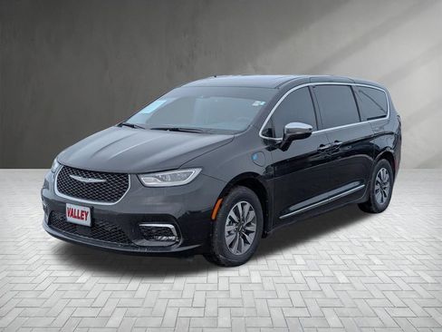 Used 2023 Chrysler Pacifica Limited image 2