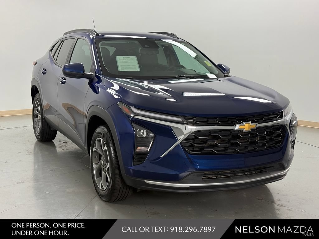 Used 2024 Chevrolet Trax LT w/ LT Convenience Package FWD image 4