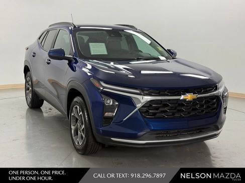 Used 2024 Chevrolet Trax LT w/ LT Convenience Package FWD image 4