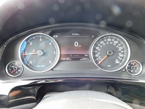 Used 2014 Volkswagen Touareg Sport image 24