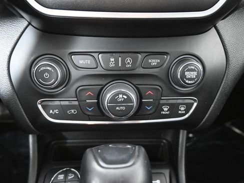 Used 2019 Jeep Cherokee Trailhawk image 31