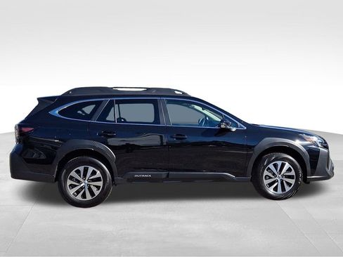 Used 2025 Subaru Outback Premium image 8