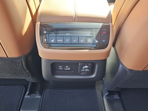 Used 2023 INFINITI QX60 Sensory w/ Vision Package AWD/4WD image 11