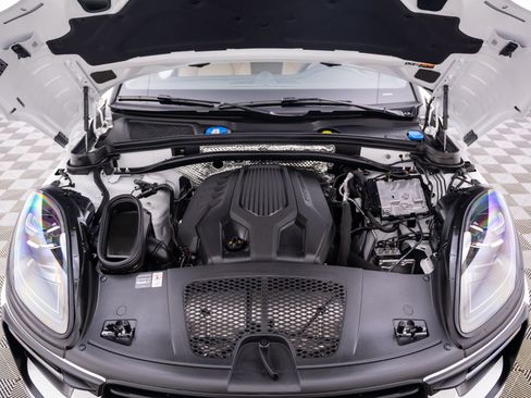 Certified 2026 Porsche Macan AWD/4WD image 32