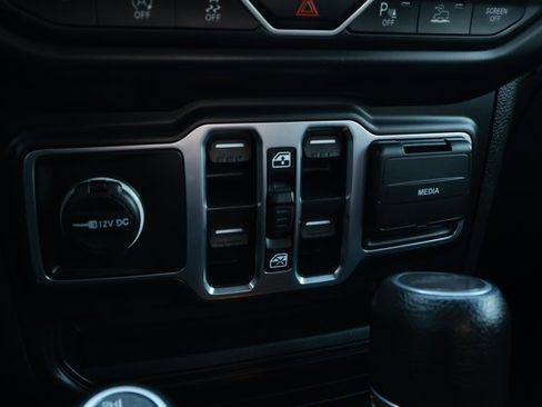 Used 2023 Jeep Gladiator Sport AWD/4WD image 18