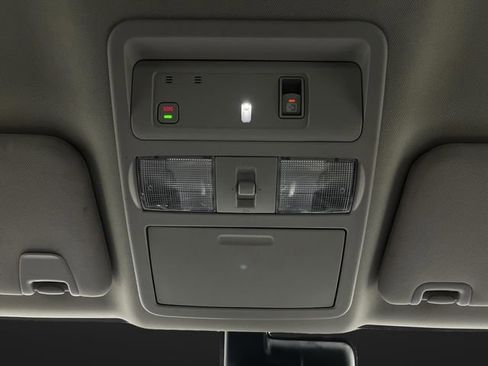 Used 2020 Nissan Titan SV w/ SV Convenience Package image 26