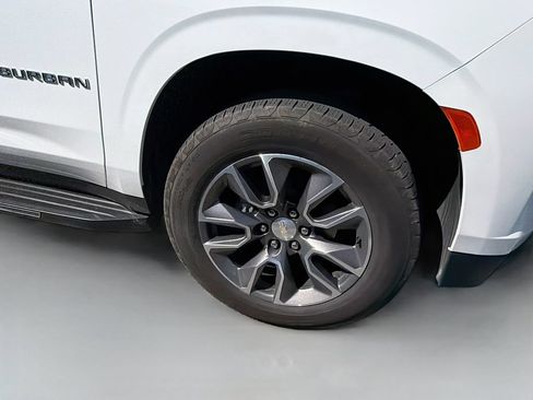 Used 2022 Chevrolet Suburban LT w/ LT Signature Package AWD/4WD image 9