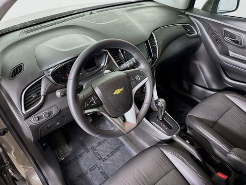 Used 2021 Chevrolet Trax LT w/ Driver Confidence Package image 2