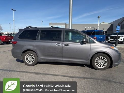 Used 2015 Toyota Sienna XLE w/ XLE Navigation Package image 9