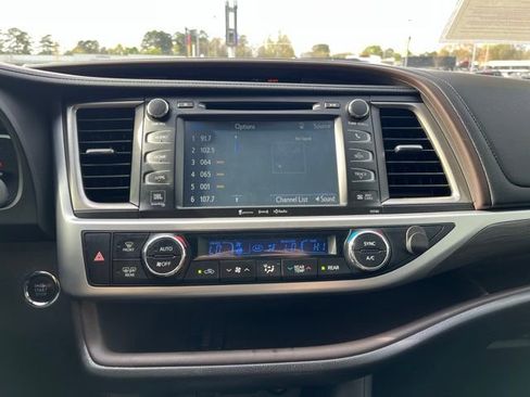 Used 2017 Toyota Highlander Limited image 12