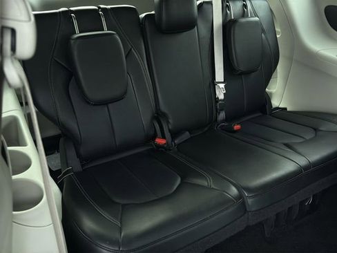 Used 2024 Chrysler Pacifica Touring-L image 37