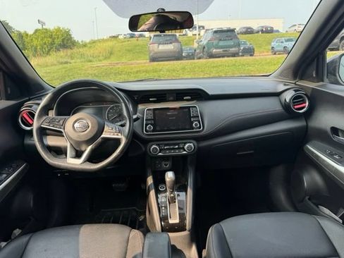 Used 2019 Nissan Kicks SR w/ SR Premium Package FWD image 17